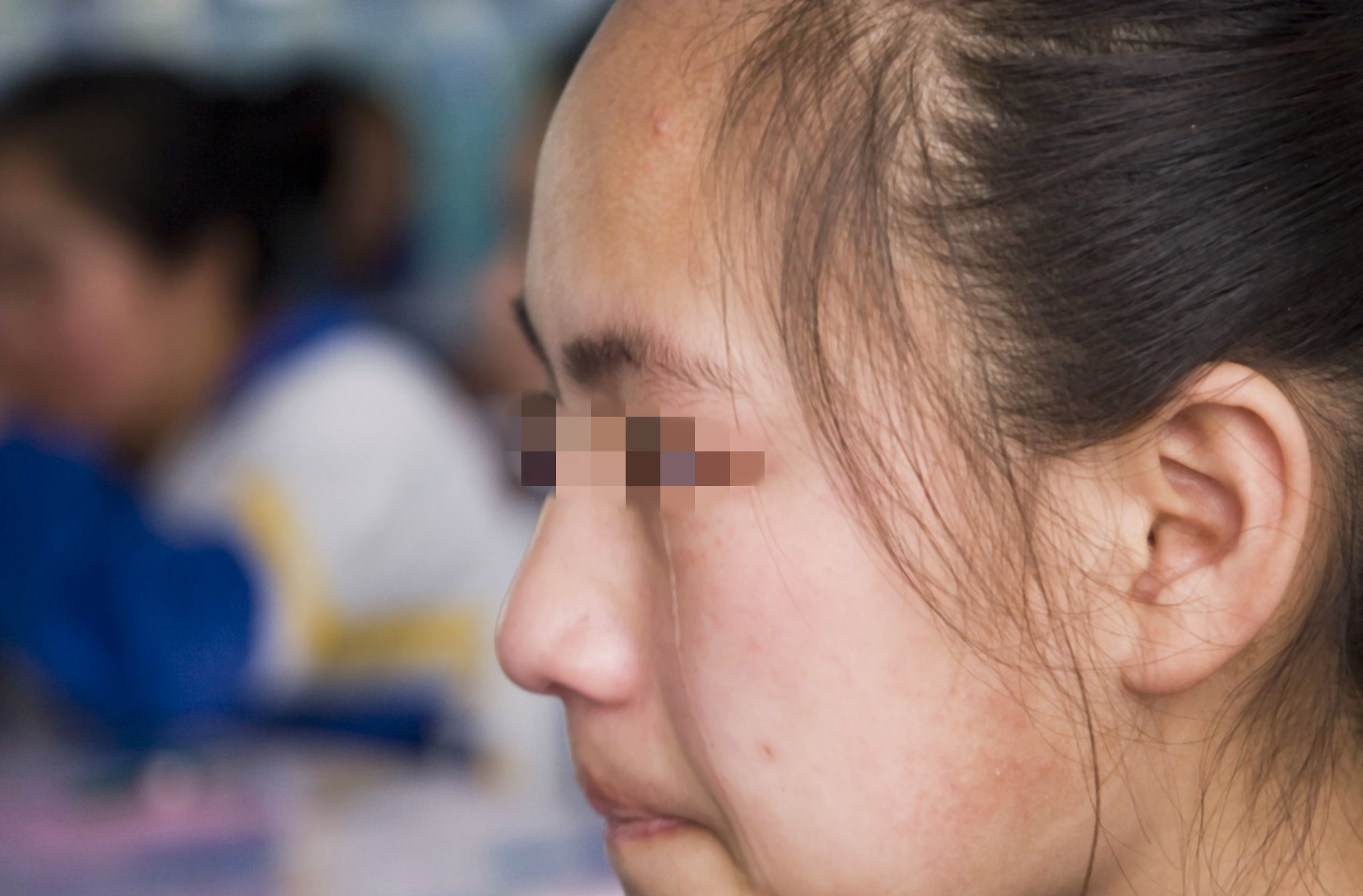 女儿攀慕虚荣要买“万元包”，妈妈拒绝，孩子怒吼：穷就不该生我