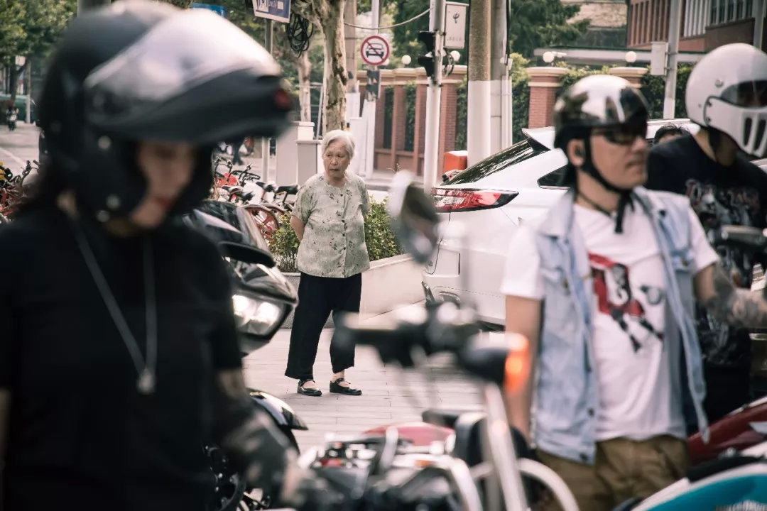 骑哈雷的爷叔,骑哈雷的爷爷还是爷叔