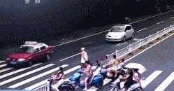 搞笑gif趣图兄弟们来跟我一起摇摆,大哥搞笑动图gif