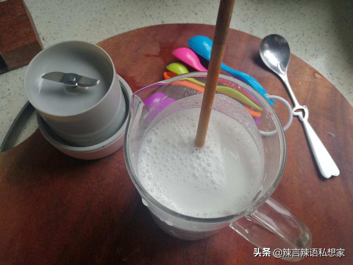 家常拌凉皮做法非常简单好吃,家庭拌凉皮做法