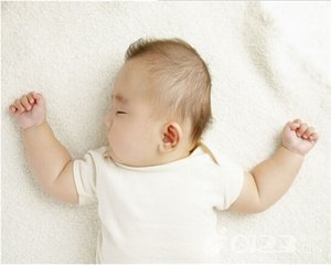 宝宝的头睡偏了怎么补救,宝宝头睡偏了怎么纠正最好