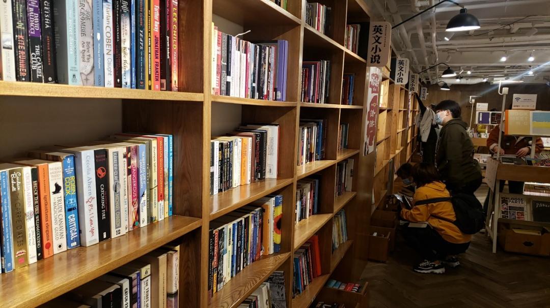 探访二手书店铺，一天卖出上万本，年轻人爱上“捡破烂”
