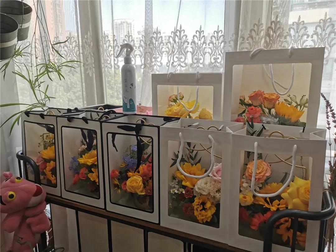 从摆地摊卖花到开实体店,从摆摊卖花到开店