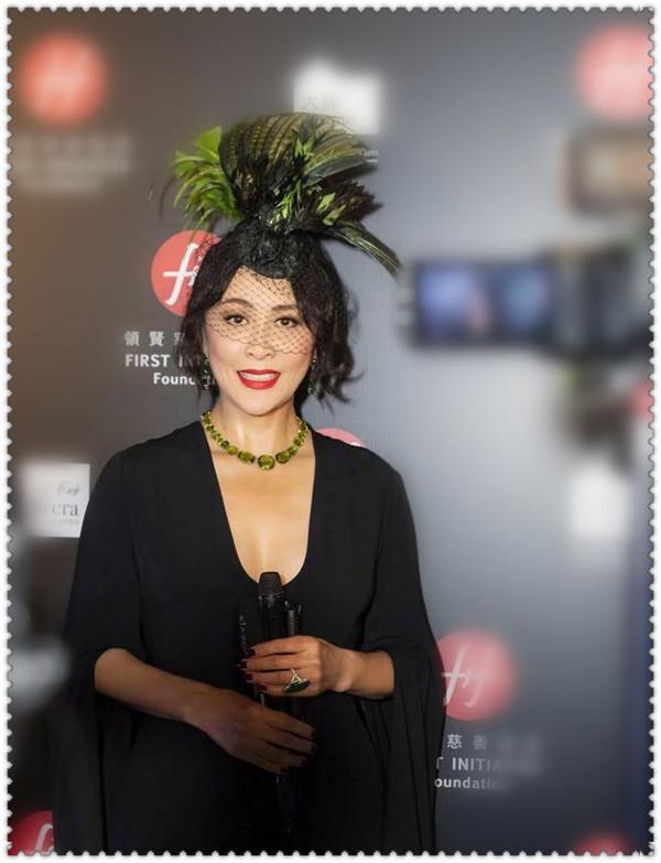 37岁宋慧乔身穿小黑裙简约优雅,宋慧乔颠覆清新风格