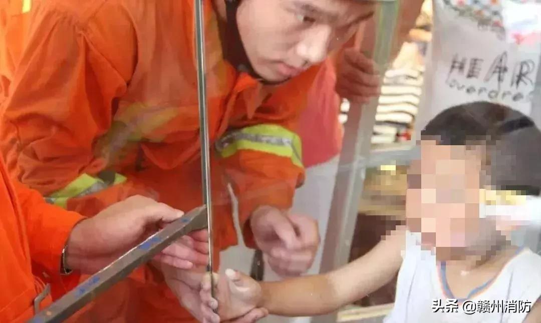小朋友手指被卡消防救援,消防救援小孩手指卡在门上的小孔