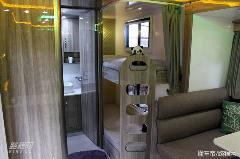 超级豪华8米双轴拖挂式房车,19.98万的皮卡房车
