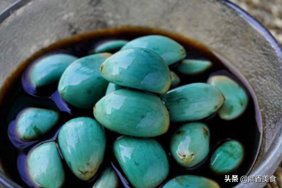 腌腊八蒜第二天上面有浮沫,腌腊八蒜时蒜瓣顶部去掉吗