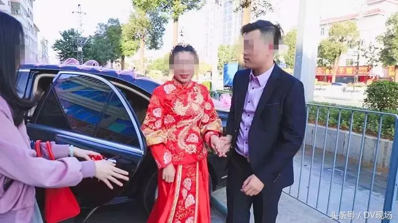 新婚夫妇花1万多拍的婚礼照竟是这种画风?看到照片后简直崩溃