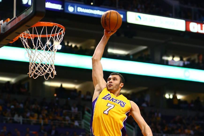 刚加盟湖人队的詹姆斯,刚刚加入球队就拿到冠军