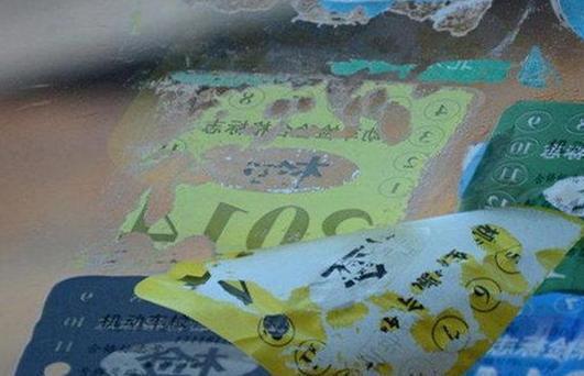 汽车挡风玻璃贴标清除方法,汽车玻璃检验贴怎么去贴