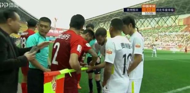 中超比赛角旗杆断裂，球员自己维修！网友：可以入选2018感动中国