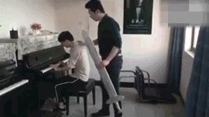 钢琴老师这样“撩”你，你会好好学钢琴吗？