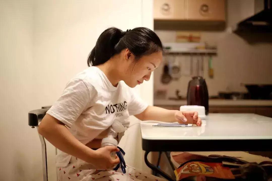 你知道躲在办公桌下挤奶有多尴尬么？没错我就是背奶妈妈！