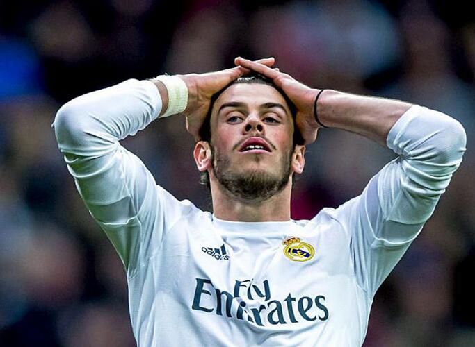 盘点这些年来足坛的意外事件,一碰就碎玻璃