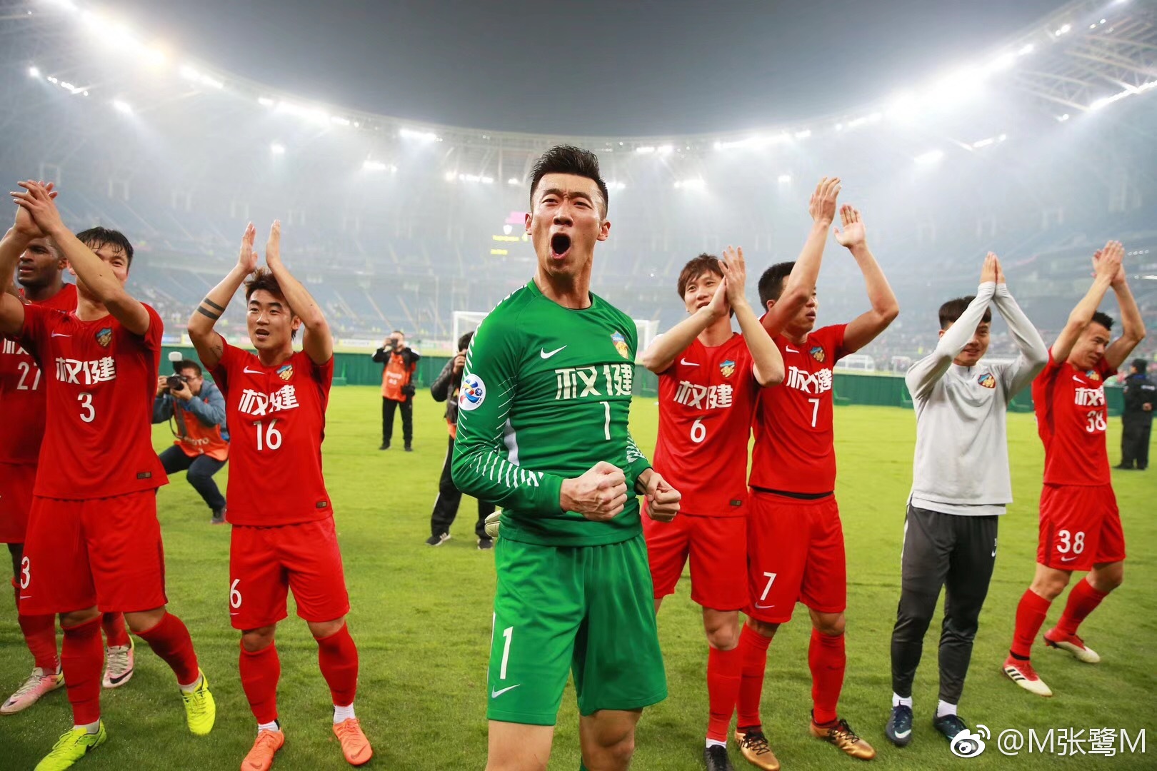 迪丽热巴太忙没空搭理帕托示爱,迪丽热巴被帕托球星追求