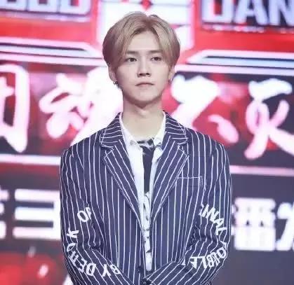 鹿晗关晓彤王源王俊凯易烊千玺,王俊凯王源易烊千玺鹿晗哭的样子