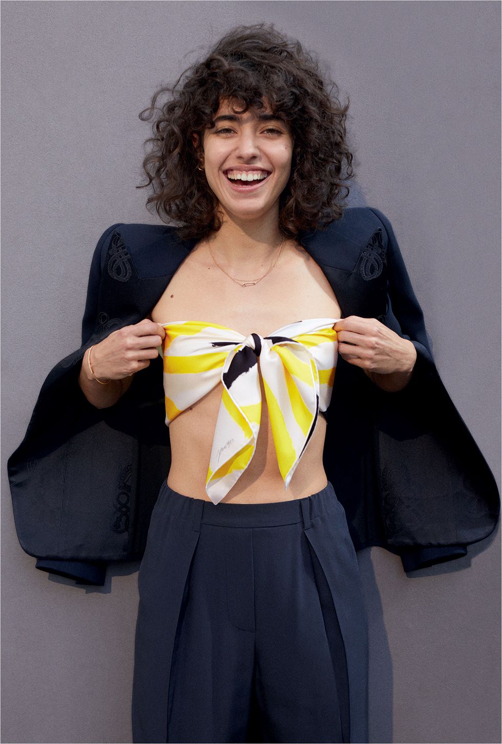 入手一条爱马仕的丝巾,超过5种以上穿搭打法,只看你会不会运用