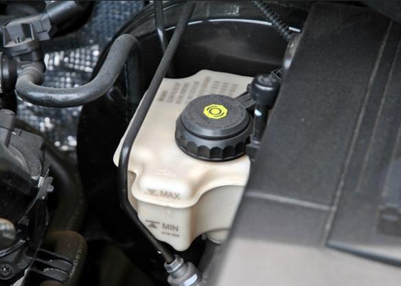 刹车比较软距离比较长是怎么回事,刹车硬刹车距离长怎么解决