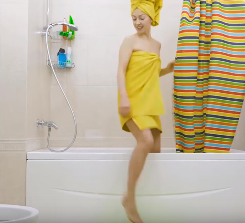 妹子洗澡时摔伤了，动手改造了防滑垫，家里人都夸她聪明