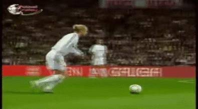 禁区弧顶任意球这几脚堪称世界级,十大经典破门任意球