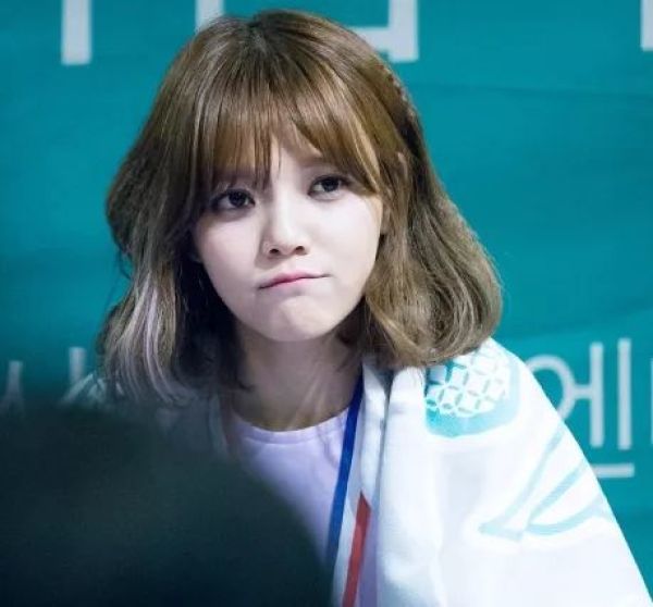 减龄秘籍学谭松韵穿出少女感,冬季怎么扎头发减龄又好看少女