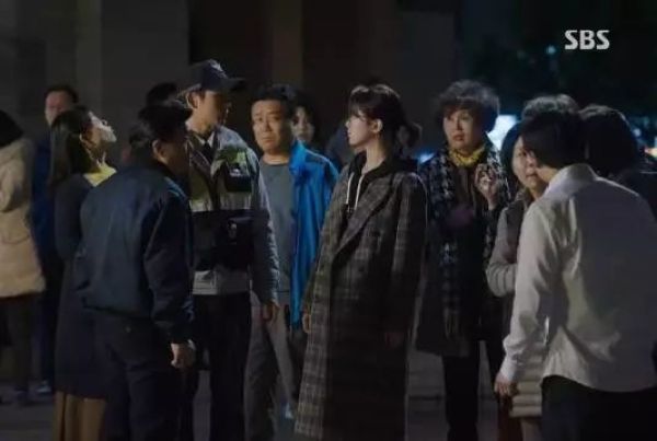 减龄秘籍学谭松韵穿出少女感,冬季怎么扎头发减龄又好看少女