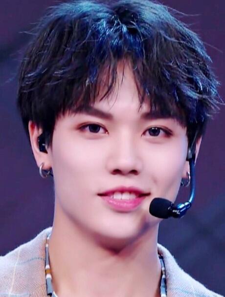 《偶像练习生》男生眼影眼线满天飞，网友喊话出化妆教程