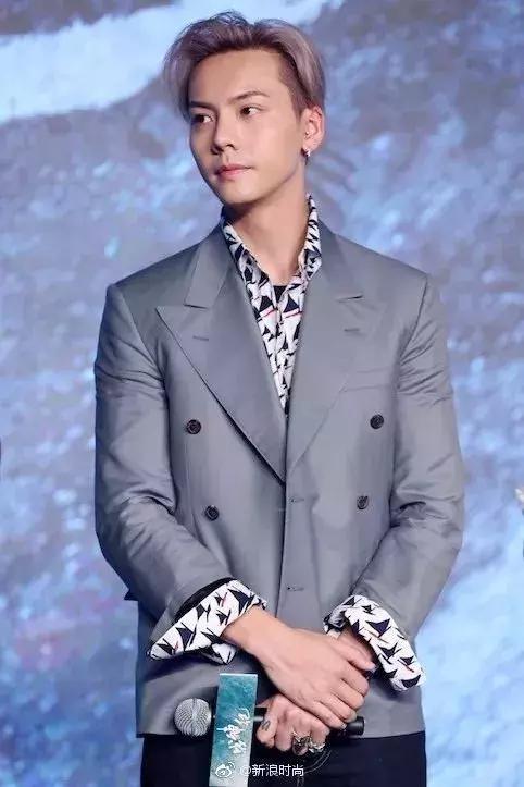 今年春天衬衫最新穿法，不时髦都不行，太有气质了