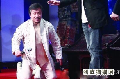 成龙澄清下跪完整版,成龙澄清下跪视频