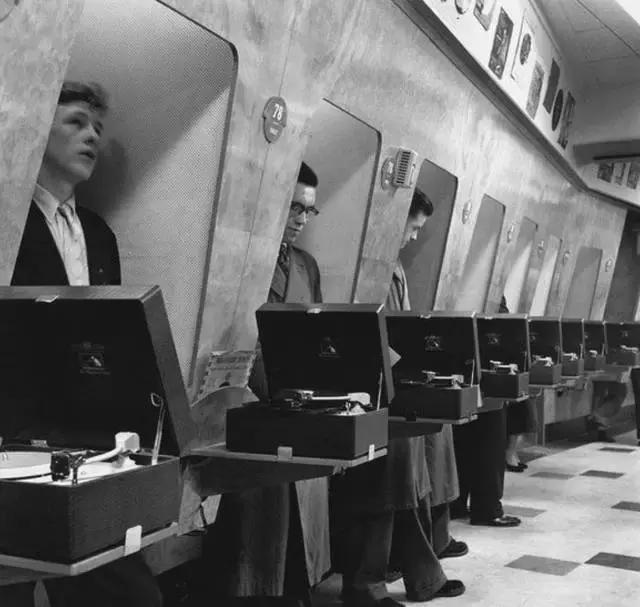 站着的霍金的照片,希拉里和霍金