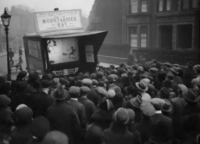 站着的霍金的照片,希拉里和霍金