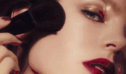 脱妆之后脸上的粉底十分斑驳，你知道怎样保持妆容的整洁吗？