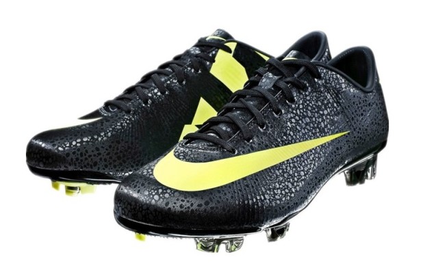 c罗耐克球鞋,c罗穿过的足球鞋都是耐克吗