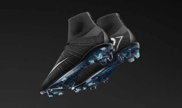 c罗足球鞋耐克无鞋带,c罗出道第一球