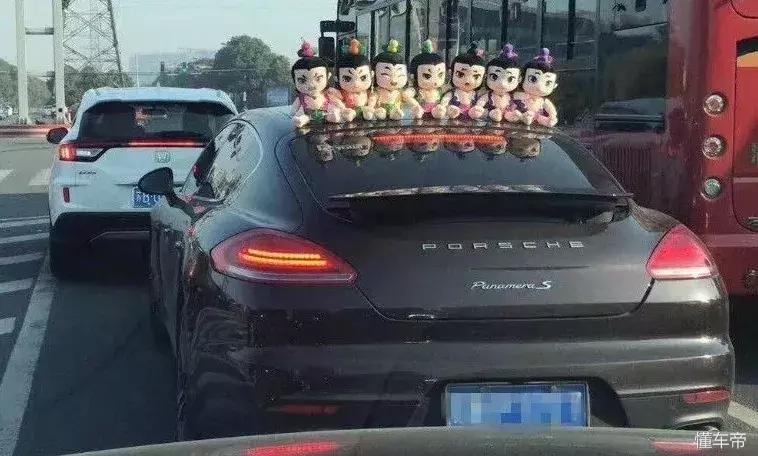 车主必看！车顶贴了这种东西，出了事你要负全责！