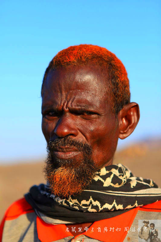 吉布提神奇的阿法人：姑娘在沙漠里放羊，男人的胡子染成红、黄色