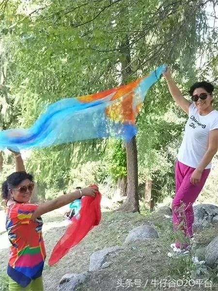 阿姨们照相带7条丝巾上热搜，网友大军忍不住晒出自家妈妈