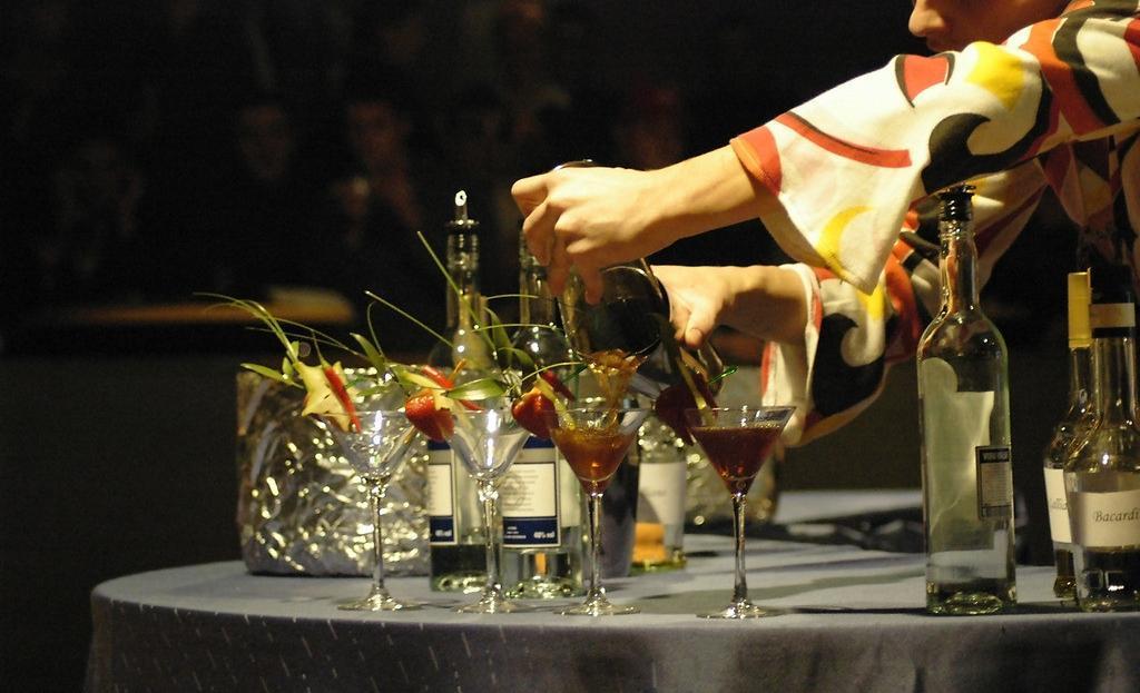 最简单的调酒方法,调酒四种手法