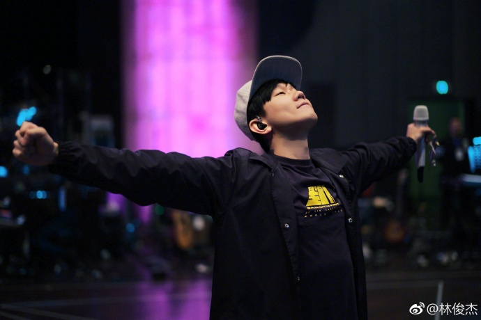 有谁质疑他的唱功好,平民的唱功