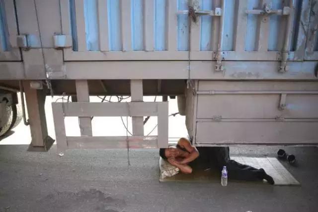 大腿上布满烟蒂疤痕，50多岁货车司机竟然做了这种事