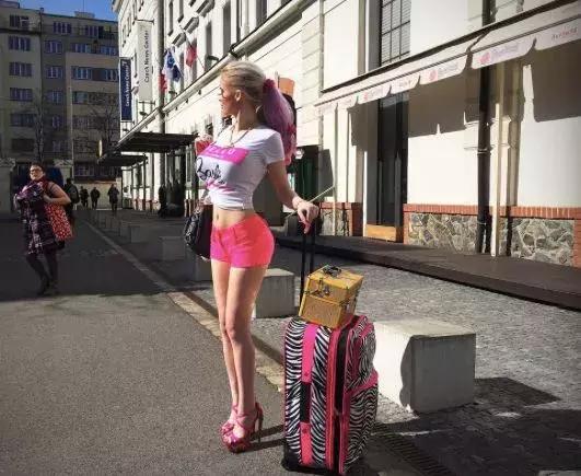 真人整容成芭比娃娃,给自己整容成芭比娃娃