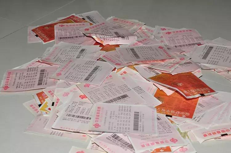 真讲究！哈尔滨一彩票店主代购中13万如数归还