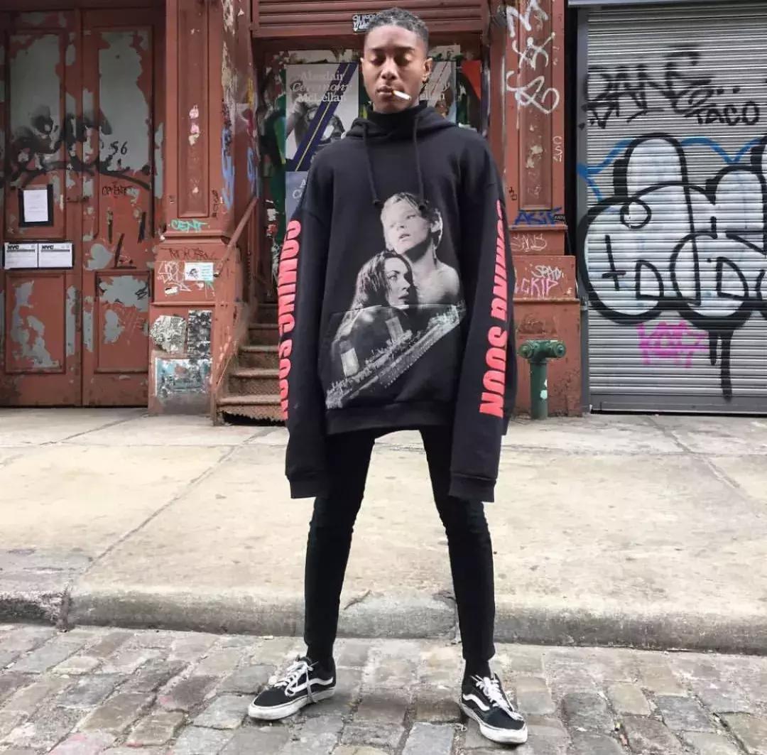 男士墨绿色帽衫怎么搭,不只有黑白色的男生穿搭