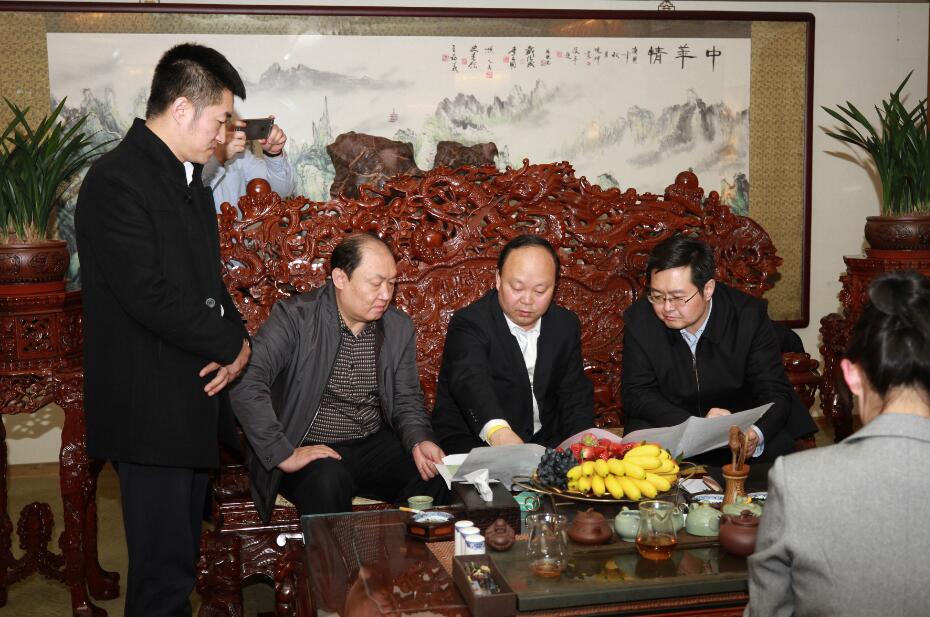 董事长王伟、总裁杨永恒与长春市常务副市长一行洽谈投资事宜