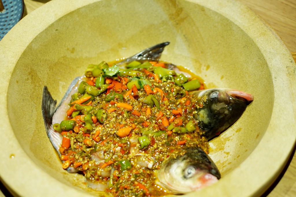 草帽盖出鲜滋味，春季吃鱼最当时——云中歌蒸汽石锅鱼吃起来！