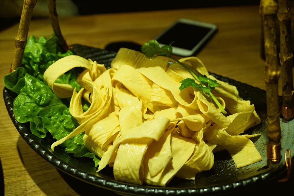 草帽盖出鲜滋味，春季吃鱼最当时——云中歌蒸汽石锅鱼吃起来！