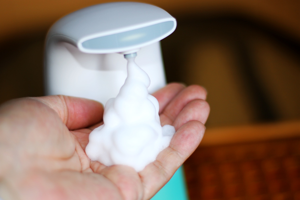 身体下面有白色泡沫流出什么原因,手碰水就起白色小泡泡