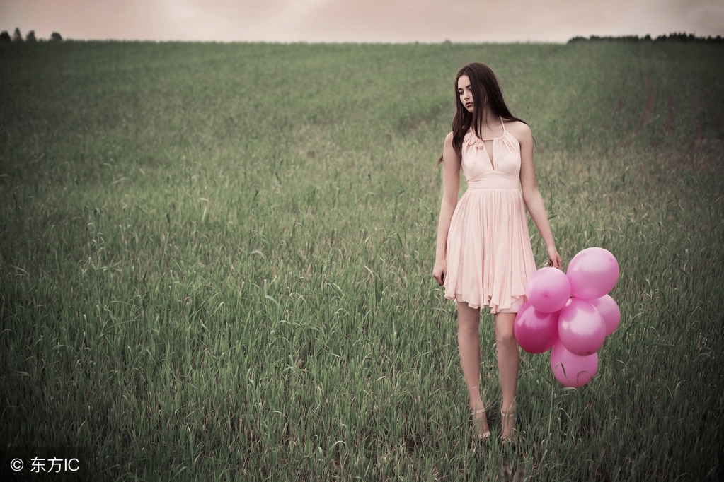 踩着碎碎的感伤，闭上眼帘，记不起你完整的笑容