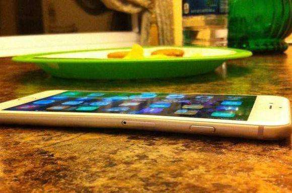 魅蓝S6变弯还可正常使用！网友热泪盈眶：难受！