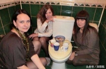 借老板大奔参加同学聚会，买单时全场静默